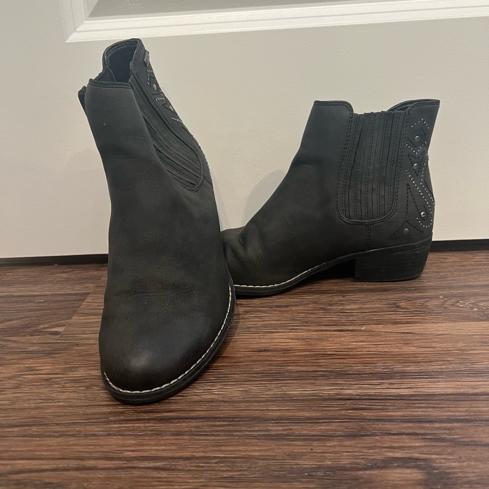 Roxy ankle booties with short over studded detailed no on back. Size 7.5